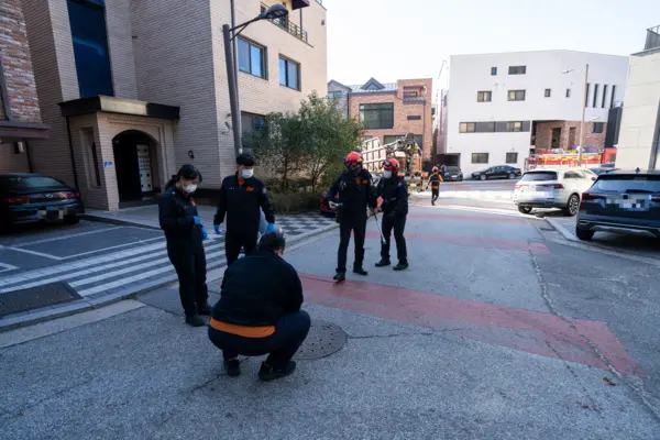 119구조대와 경찰이 맨홀 주위를 점검하고 있다. 2024.10.24 /불암산철거 작업반 제공