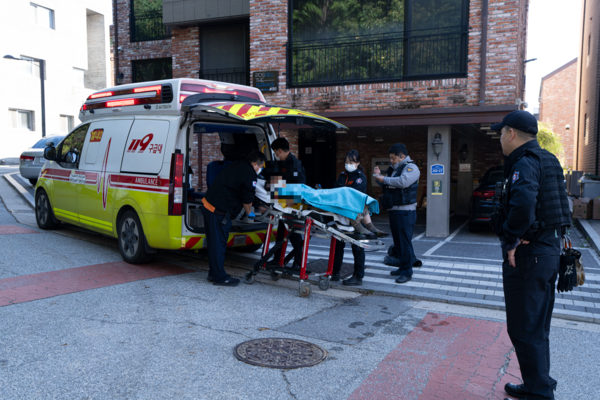 5m 하수관 내부에서 60대 남성 A씨가 구조돼 119에 탑승하고 있다. 2025.10.24 /불암산철거 작업반 제공