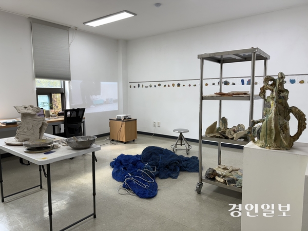 지난 24일 인천아트플랫폼 ‘2025 플랫폼 오픈 스튜디오’ 행사에서 찾은 엄기성 작가의 스튜디오 ‘탁본 낚시터’ 모습. 2025.10.24 /박경호기자 pkhh@kyeongin.com