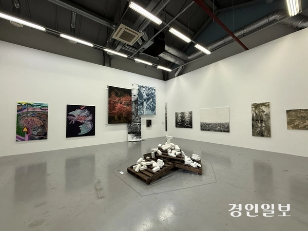 내달 2일까지 열리는 인천아트플랫폼 스튜디오 입주 작가 11명이 모두 참여한 기획 전시 ‘2025 플랫폼 아티스트: 열하나의 말들’ 전시장 모습. 2025.10.24 /박경호기자 pkhh@kyeongin.com