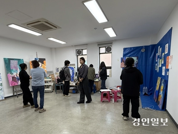 지난 24일 인천아트플랫폼 ‘2025 플랫폼 오픈 스튜디오’ 행사에서 치명타 작가가 자신의 스튜디오를 찾은 방문객들에게 작품 세계에 대해 소개하고 있다. 2025.10.24 /박경호기자 pkhh@kyeongin.com