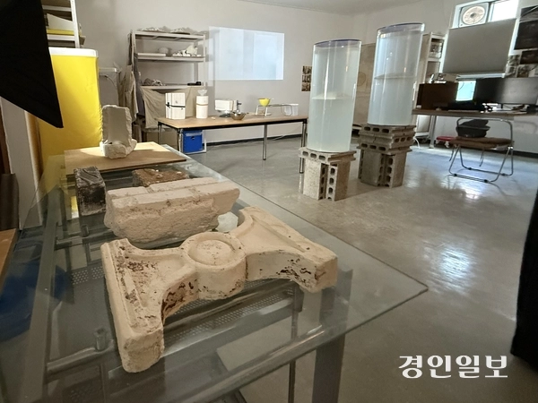 지난 24일 인천아트플랫폼 ‘2025 플랫폼 오픈 스튜디오’ 행사에서 찾은 이소영 작가의 스튜디오 ‘임시공간’ 모습. 2025.10.24 /박경호기자 pkhh@kyeongin.com