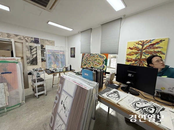 지난 24일 인천아트플랫폼 ‘2025 플랫폼 오픈 스튜디오’ 행사에서 찾은 최준영 작가의 스튜디오에서 최 작가가 자신의 창작 과정에 대해 설명하고 있다. 2025.10.24 /박경호기자 pkhh@kyeongin.com