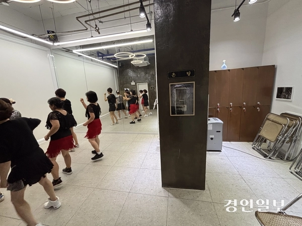 양지탕 지하에서는 주민들을 위한 수업이 이뤄지고 있다. /신현정기자 god@kyeongin.com