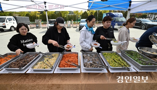 대회 참석자들이 부스에 마련된 식사를 즐기고 있다. 2025.10.25 /취재팀