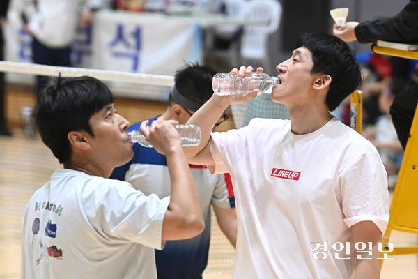 선수들이 경기 중 휴식 시간에 물을 마시며 체력을 보충하고 있다. 2025.10.25 /취재팀