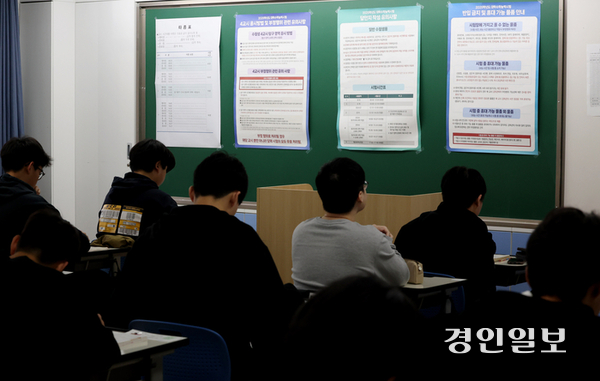 사진은 2025학년도 대학수학능력시험일 입실한 수험생들 모습. /경인일보DB