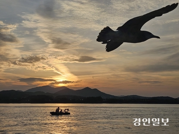 25일 첫 여객 항해에 나선 아라호가 대명항에 도착했다. 대명항 일대는 붉게 물든 노을 속에 자연 풍경이 더해지며 아름다운 장관을 연출했다. 2025.10.25 김포/김연태기자 kyt@kyeongin.com