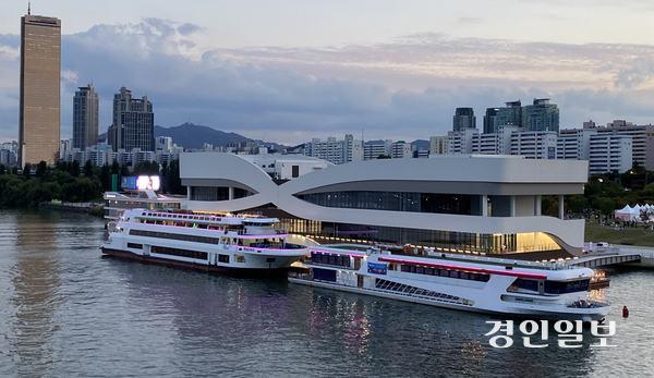 지난 24일 오후 서울 여의도에서 열린 서울크루즈 취항식. 사업자인 서울크루즈는 다음달 5일부터 한강(여의도 선착장)~경인아라뱃길(아라인천여객터미널) 노선을 오가는 유람선을 운항하며, 향후에는 한강~아라뱃길~덕적도 여객선 사업을 추진할 예정이다. 2025.10.24 /조재현기자 jhc@kyeongin.com
