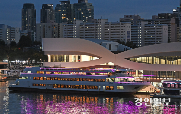 지난 24일 오후 서울 여의도에서 열린 서울크루즈 취항식에서 참석자들을 태운 유람선이 한강~김포 팸투어를 위해 출항하고 있다. 사업자인 서울크루즈는 다음달 5일부터 한강(여의도 선착장)~경인아라뱃길(아라인천여객터미널) 노선을 오가는 유람선을 운항하며, 향후에는 한강~아라뱃길~덕적도 여객선 사업을 추진할 예정이다. 2025.10.24 /조재현기자 jhc@kyeongin.com