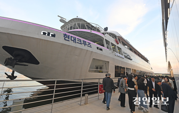 지난 24일 오후 서울 여의도에서 열린 서울크루즈 취항식. 사업자인 서울크루즈는 다음달 5일부터 한강(여의도 선착장)~경인아라뱃길(아라인천여객터미널) 노선을 오가는 유람선을 운항하며, 향후에는 한강~아라뱃길~덕적도 여객선 사업을 추진할 예정이다. 2025.10.24 /조재현기자 jhc@kyeongin.com