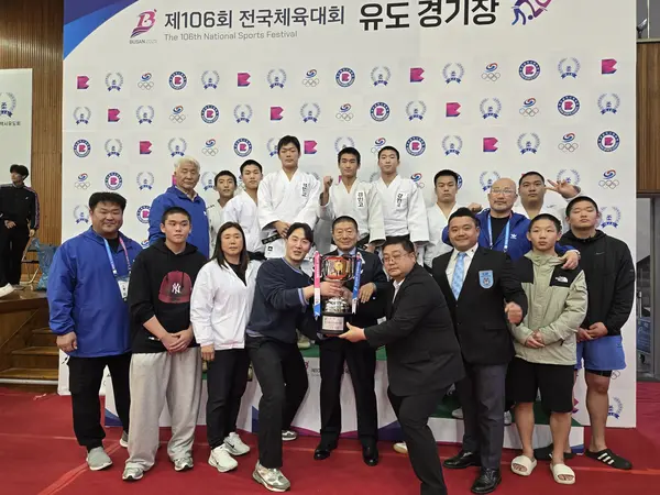 경기도 유도 팀이 제106회 전국체육대회에서 종목우승을 차지하며 25연패를 이루고 종합우승컵을 들어올리고 있다. /경기도유도회 제공