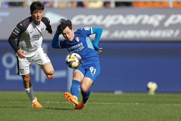 수원삼성 박지원이 25일 수원월드컵경기장에서 열린 하나은행 K리그2 2025 36라운드 홈 경기에서 슈팅하고 있다. /한국프로축구연맹 제공