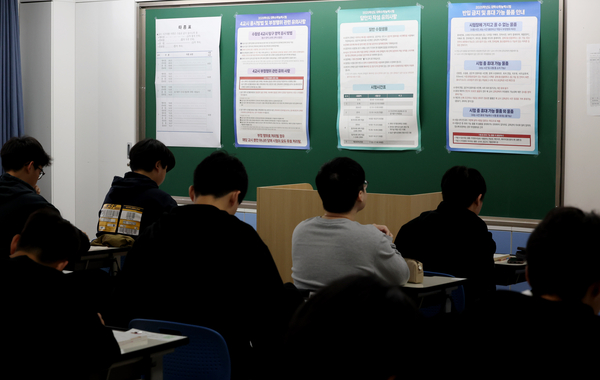 사진은 2025학년도 대학수학능력시험일 입실한 수험생들 모습. /경인일보DB