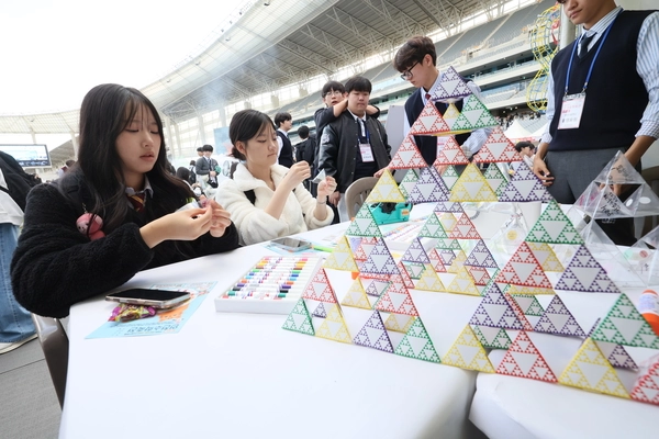 학생들이 준비한 전국 최대 수학·과학 축제인 인천과학대제전·인천수학축전이 24~25일 인천아시아드주경기장에서 열렸다. 2025.10.25 /인천시교육청 제공