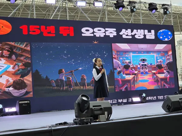 ‘제27회 인천과학대제전’, ‘제11회 인천수학축전’이 열린 인천아시아드주경기장에서 오유주 양이 AI를 활용한 뮤직비디오 제작 과정 등을 발표하고 있다.  2025.10.25 /정운기자 jw33@kyeongin.com