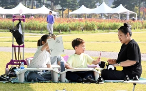 가을 하늘 담아… 붓으로 콕, 행복한 추억 [맑은 물 사랑 전국학생 사생대회]