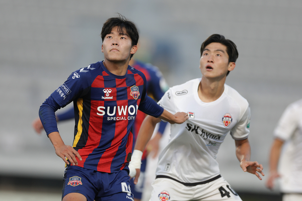 수원FC 김도윤이 25일 수원종합운동장에서 열린 하나은행 K리그1 2025 34라운드 제주SK FC와의 경기에서 제주 수비수와 경합하고 있다. /한국프로축구연맹 제공