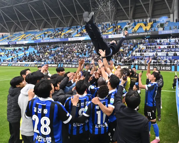 26일 인천축구전용경기장에서 열린 하나은행 K리그2 2025 36라운드 인천 유나이티드와 경남 FC의 경기에서 리그 우승과 1부 승격을 확정지은 인천 선수단과 서포터즈가 기쁨을 나누고 있다. 2025.10.26 /조재현기자 jhc@kyeongin.com