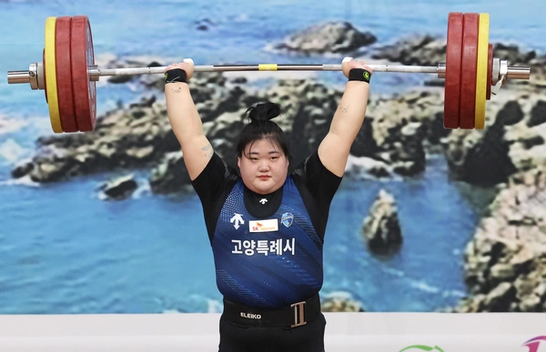 21일 부산 남구 국민체육센터 2관에서 열린 제106회 전국체육대회 역도 여자일반부 87kg 이상급 경기에 출전한 박혜정(고양시청)이 용상 2차 시기에서 155kg을 들어 올리고 있다. 2025.10.21  /연합뉴스