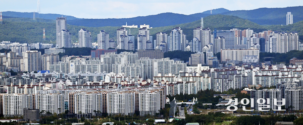 사진은 정부의 10·15 대책이 발표된 지난 15일 수원시 일대 아파트 단지 모습. 2025.10.15 /임열수기자 pplys@kyeongin.com