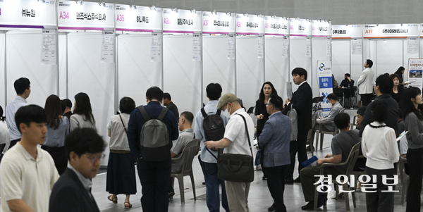 경기 북부 출신의 청년은 다른 지역 대비 상대적으로 정규직 취업 여부가 낮은 것으로 조사됐다. 사진은 도내 한 일자리박람회. /경인일보DB