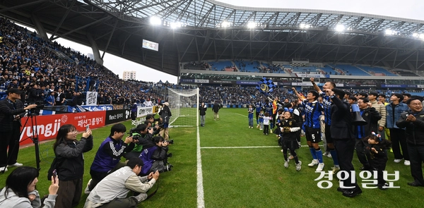 인천유나이티드 선수들이 26일 오후 인천축구전용경기장에서 열린 경남FC와의 하나은행 K리그2 2025  36라운드 홈경기에서 3-0 승리로 조기 우승을 확정지은 뒤 관중들에게 감사 인사를 하고 있다. 2025.10.26 /조재현기자 jhc@kyeongin.com