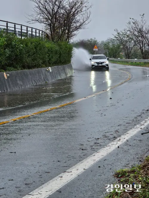 지방도 315호선 강변도로 이용 차량이 빗속 도로 곳곳에 침수된 구간을 물보라를 일으키며 달리고 있다. 비만 오면 수막현상이 심해 위험하지만 개선은 요원한 상태다. 평택/김종호기자 kikjh@kyeongin.com