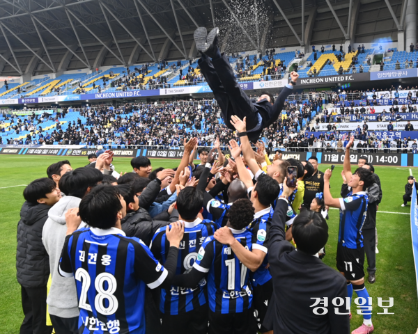26일 인천축구전용경기장에서 열린 하나은행 K리그2 2025 36라운드 인천 유나이티드와 경남 FC의 경기에서 리그 우승과 1부 승격을 확정지은 인천 선수단과 서포터즈가 기쁨을 나누고 있다. 2025.10.26 /조재현기자 jhc@kyeongin.com