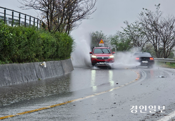 지방도 315호선 강변도로 이용 차량들이 빗속 도로 곳곳에 침수된 구간을 물보라를 일으키며 달리고 있다. 비만 오면 수막현상이 심해 위험하지만 개선은 요원한 상태다. 평택/김종호기자 kikjh@kyeongin.com