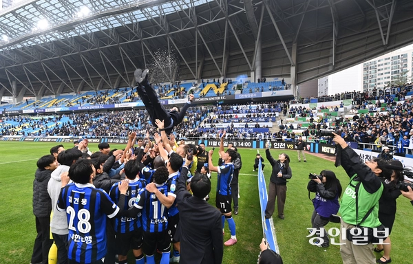 인천 유나이티드 선수들이 지난 26일 오후 인천축구전용경기장에서 열린 경남FC와의 하나은행 K리그2 2025 36라운드 홈경기에서 3-0 승리로 조기 우승을 확정지은 뒤 헹가래로 축하하고 있다. 2025.10.26 /조재현기자 jhc@kyeongin.com