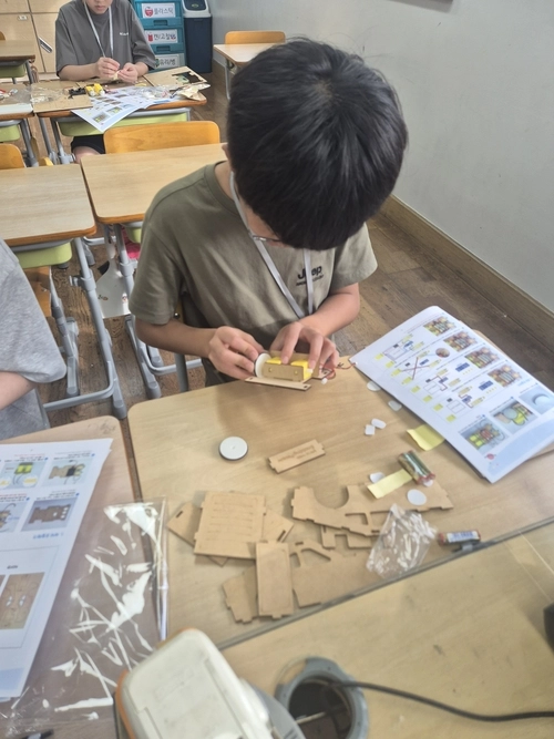 석우초등학교 학생이 삼성전자와 함께하는 공유학교 수업을 받고 있다. /화성 석우초 제공