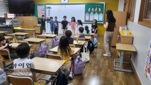 학생들이 연극 수업을 받고 있다. /화성 석우초 제공