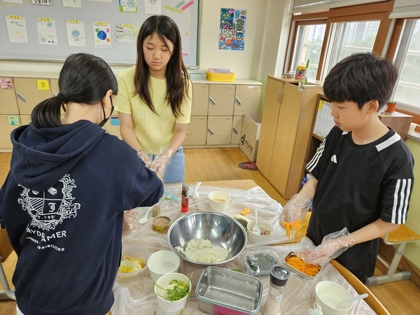 학생들이 생태 프로젝트 수업을 진행하고 있다. /화성 석우초 제공