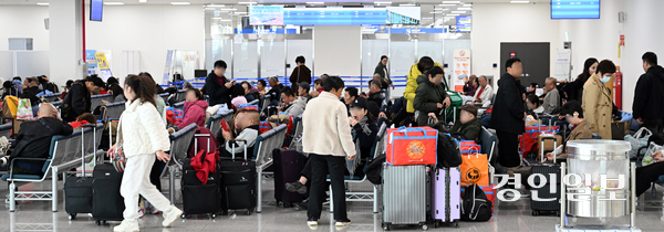 28일 오후 평택항 국제여객터미널 출국장이 새로운 여객터미널 수화물 처리 규정 마련이 늦어지면서 여행객들의 화물에 상인들 수화물까지 몰리면서 혼잡한 모습을 보이고 있다. 2025.10.28 /임열수기자 pplys@kyeongin.com