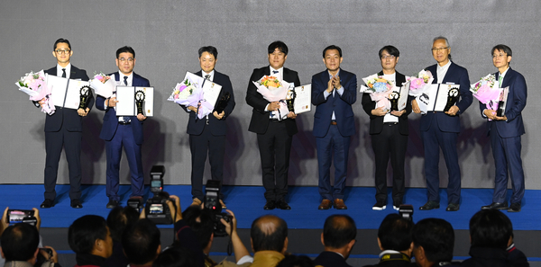 제11회 수원시 중소기업인대상 시상식을 마친 뒤 이재준 시장과 수상자들이 기념촬영하고 있다. 2025.10.28