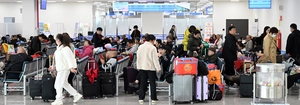 평택항 국제여객터미널, 상인·여행객 화물 엉켜 ‘난장판’