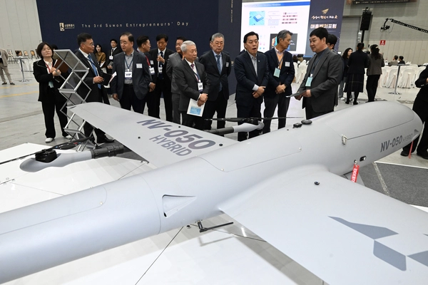 내빈들이 하이브리드 수직이착륙 무인항공기를 살펴보고 있다.