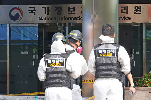 국가정보자원관리원(국정자원) 화재로 안전신문고 이용이 한 달째 불가능해지면서 시민들의 불만이 큰 상황이다. 사진은 지난달 29일 오전 대전 유성구 국정자원 화재 현장에서 경찰과 소방 관계자 등의 화재 정밀 감식이 진행되고 있는 모습. 2025.9.29 /연합뉴스