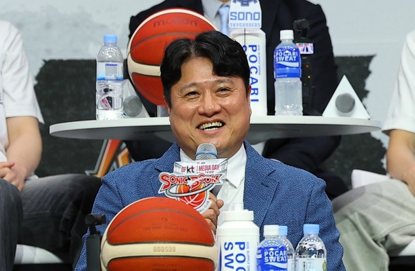 지난 9월 29일 서울 용산구 블루스퀘어에서 열린 ‘2025-2026시즌 프로농구 개막 미디어데이 & 팬페스트’ 행사에서 KT 문경은 감독이 각오를 밝히고 있다. 2025.9.29 /연합뉴스