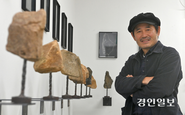 지난 27일 인천 중구 인천아트플랫폼 스튜디오에서 만난 차기율 작가는 “생태 시스템의 측면에서 작품을 구상하고 이끌어왔다”며 “올해부터 서해 바다를 중심으로 한 생태학적 프로젝트를 시작할 계획”이라고 말했다. 2025.10.27 /조재현기자 jhc@kyeongin.com