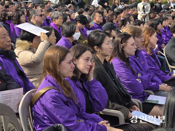 29일 서울 광화문광장에서 열린 10.29 이태원 참사 3주기 추모행사에서 외국인 희생자 유족들이 자리해 눈물을 흘리고 있다. 2025.10.29 /고건기자 gogosing@kyeongin.com