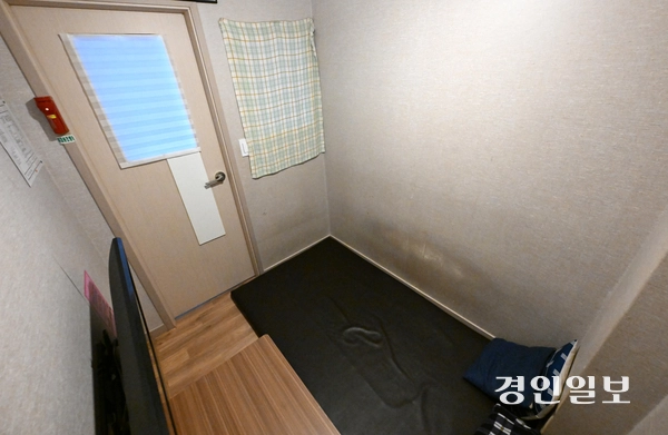 최근 일부 룸카페가 청소년 출입 허가 기준을 지키지 않은 채 미성년자를 상대로 영업하고 있는 것으로 나타났다. 29일 오전 수원시의 한 룸카페 방문에 커튼이 설치돼 있다. 2025.10.29 /최은성기자 ces7198@kyeongin.com