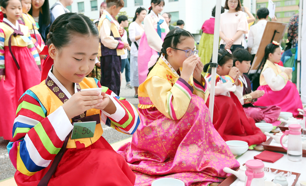 지난해 열린 전국 인설 차 문화전·차예절 경연대회. /규방다례보존회 제공