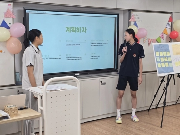 수원 수일여중에서 진행된 ‘학교기반 CLAP 프로젝트’ 활동 시간. 학생들이 사이버 폭력 예방 등을 주제로 주도적으로 캠페인을 기획해 조별 발표와 토론을 이어가고 있다. /초록우산 경기지역본부 제공