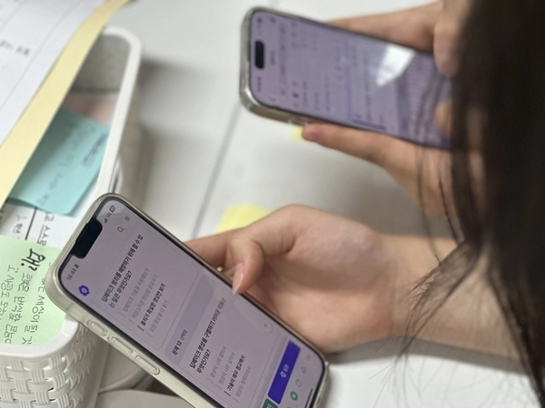 ‘학교기반 CLAP 프로젝트’ 활동 중 수원 수일여중 학생들이 직접 온라인 설문 문항을 작성·조정하고 있다. 사이버 폭력과 디지털 권리 침해 사례를 조사해 해결 방안을 모색하는 과정이다. /초록우산 경기지역본부 제공