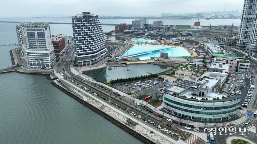 시흥 거북섬의 상가 공실 문제는 주거대비 상업용지 비중이 지나치게 높게 배분 되는 등 정책실패가 원인으로 꼽히고 있다. 사진은 상업시설 전용면적이 전체의 약 41%에 달하는 거북섬 지구 전경. 2025.9.24 /최은성기자 ces7198@kyeongin.com