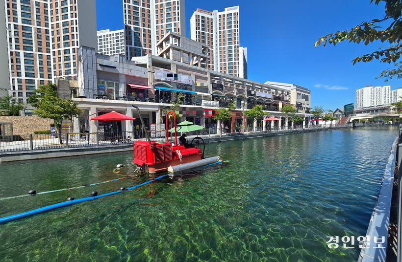 당초 계획의 절반 수준으로 축소된 김포 라베니체의 수로. 유람선 운행 등 당초 계획했던 관광지로서의 매력을 상당수 잃었다. 2025.9.25 /김성주기자 ksj@kyeongin.com