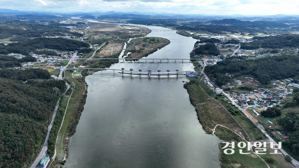 경기도가 수도권 정비계획법의 규제를 받는 가운데 용인·여주·이천 등 경기 동남권 지역은 중첩 규제에 묶여 지자체와 주민들이 수십 년간 지역 발전과 규제 완화를 위해 노력하고 있지만 여전히 뚜렷한 변화는 없는 실정이다. 사진은 중첩 규제로 인해 개발이 제한된 여주시 이포보 일대. 2025.10.22 /최은성기자 ces7198@kyeongin.com