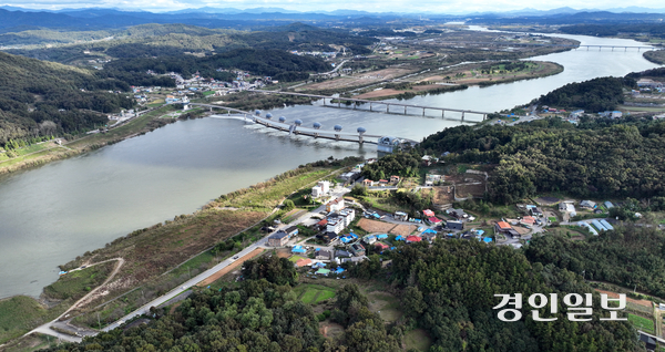 경기도가 수도권 정비계획법의 규제를 받는 가운데 용인·여주·이천 등 경기 동남권 지역은 중첩 규제에 묶여 지자체와 주민들이 수십 년간 지역 발전과 규제 완화를 위해 노력하고 있지만 여전히 뚜렷한 변화는 없는 실정이다. 사진은 중첩 규제로 인해 개발이 제한된 여주시 이포보 일대. 2025.10.22 /최은성기자 ces7198@kyeongin.com